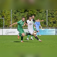 Mit 3:1 besiegte der VfB Schillingsfürst (links Marlon Albig) den FV Uffenheim (Sebastian Zeller). Am Sonntag empfangen die Uffenheimer den Tabellenzweiten Aufkirchen, der VfB spielt bereits am Samstag beim Dritten Burgoberbach. (Foto: Martin Rügner)