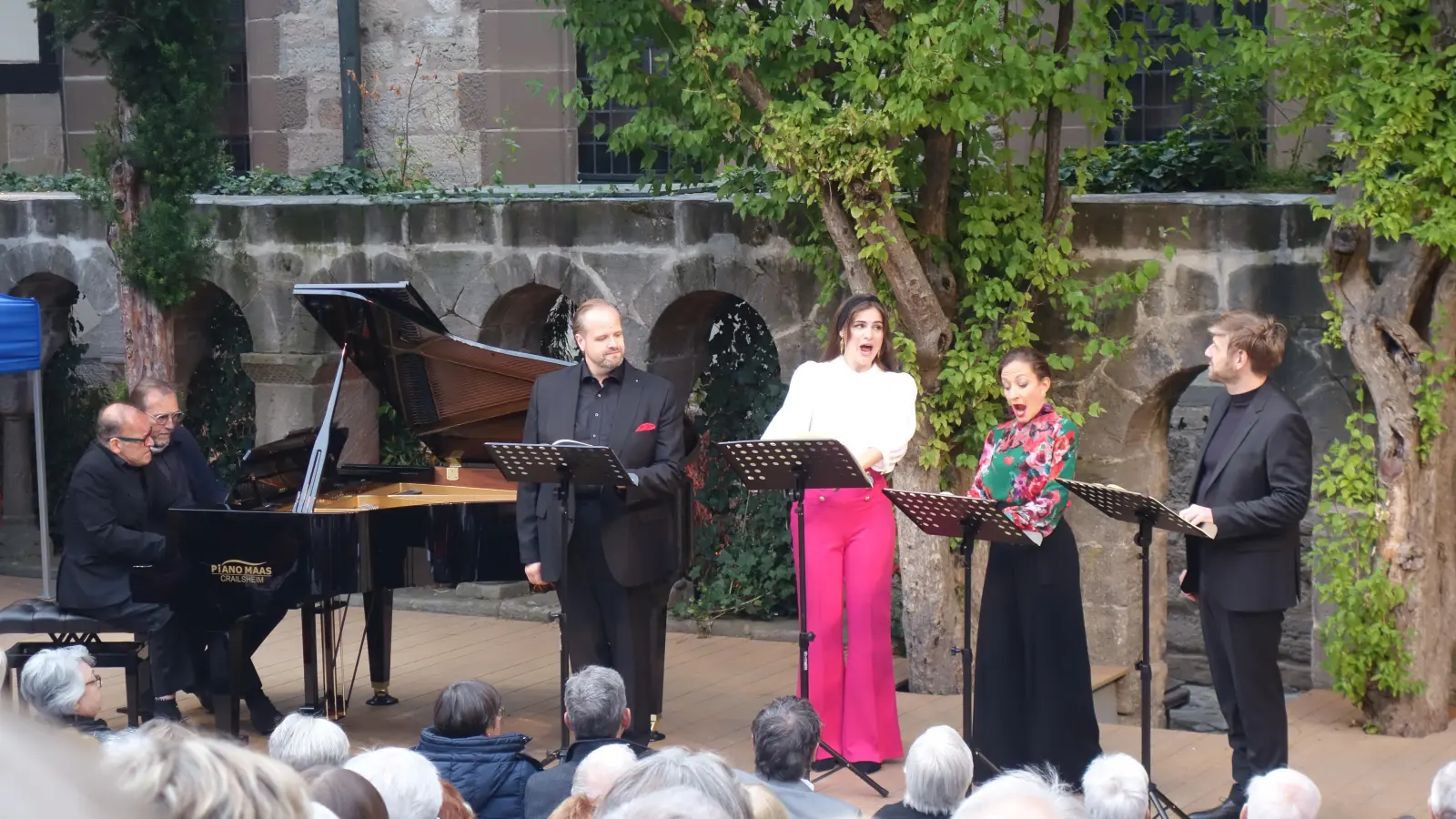 Ein tolles Sextett für Liebeslieder-Walzer: (von links): Louis Lortie, Paolo Bressan, Benjamin Bruns, Patricia Nolz, Christiane Karg und Michael Nagy beim Brahms-Abend im Kreuzgang. (Foto: Marion Etienne)