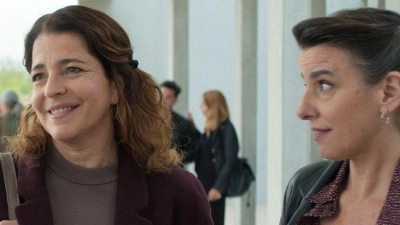 Eva (Nora Navas) gesteht ihren Freundinnen, dass sie nach 25 Ehejahren noch einmal die große Liebe spüren möchte... Szene des Films. (Foto: -/Neue Visionen Filmverleih/dpa)