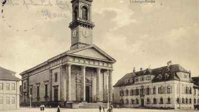 Die Ludwigskirche auf einer Postkarte aus den frühen 1920er-Jahren: Ende 1924 wird beschlossen, die defekte Uhr zu reparieren und mit einem neuen Zifferblatt zu versehen. (Foto: Stadtarchiv Ansbach)