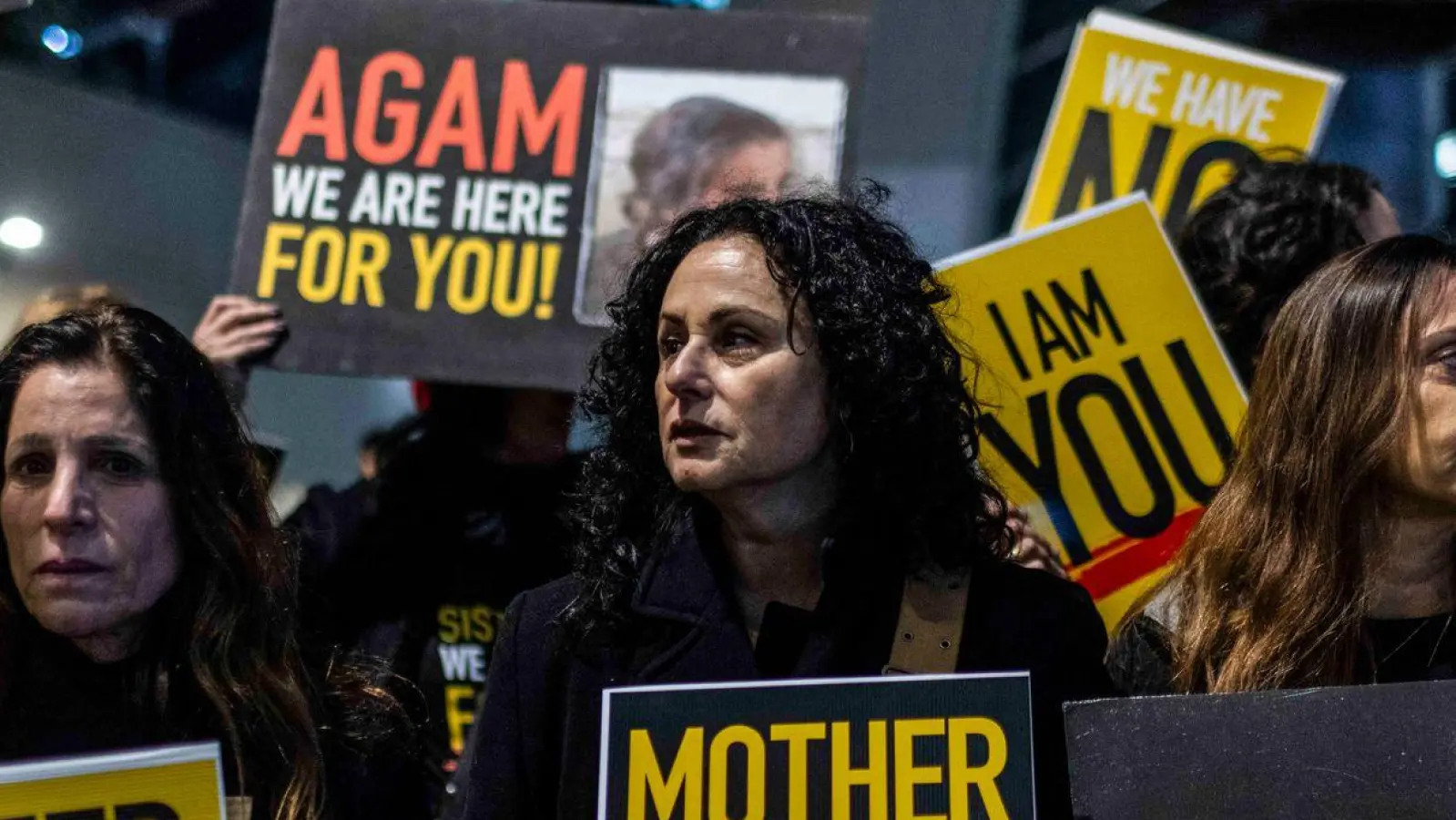 Israelische Frauen fordern bei einer Demonstration in Tel Aviv die Freilassung der Geiseln in Gaza. (Foto: Ilia Yefimovich/dpa)