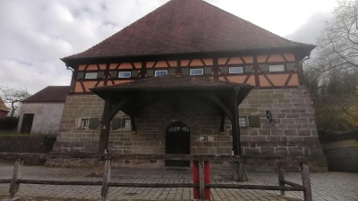 Stattlich steht die Burgbernheimer Rossmühle heute da. Im heutigen Wirtshaus liefen einst Pferde im Kreis herum, um das Korn zu malen. Von Tieren betriebene Mühlen waren sehr wichtig und dienten als Notversorgung. (Foto: Katrin Merklein)