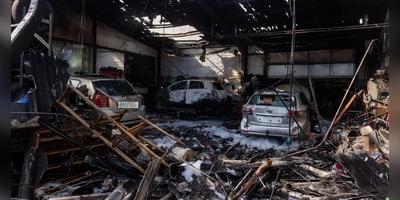 Die Werkstatthalle und das Reifenlager am Morgen nach dem Brand. Eines der Autos, dass vom Umweltamt der Stadt Ansbach beanstandet wurde, steht in der Lackierkabine. (Foto: Evi Lemberger)