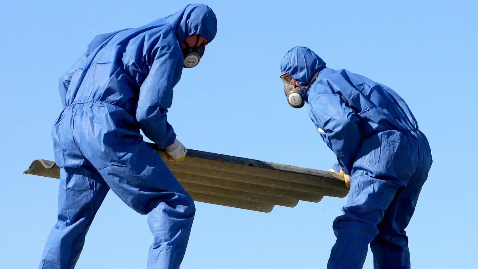 Einige Menschen sind bei der Arbeit Asbest ausgesetzt. Die EU-Staaten wollen den Grenzwert für die zulässige Asbestkonzentration nun um das Zehnfache senken. (Foto: Bernd Wüstneck/dpa-Zentralbild/dpa-tmn)