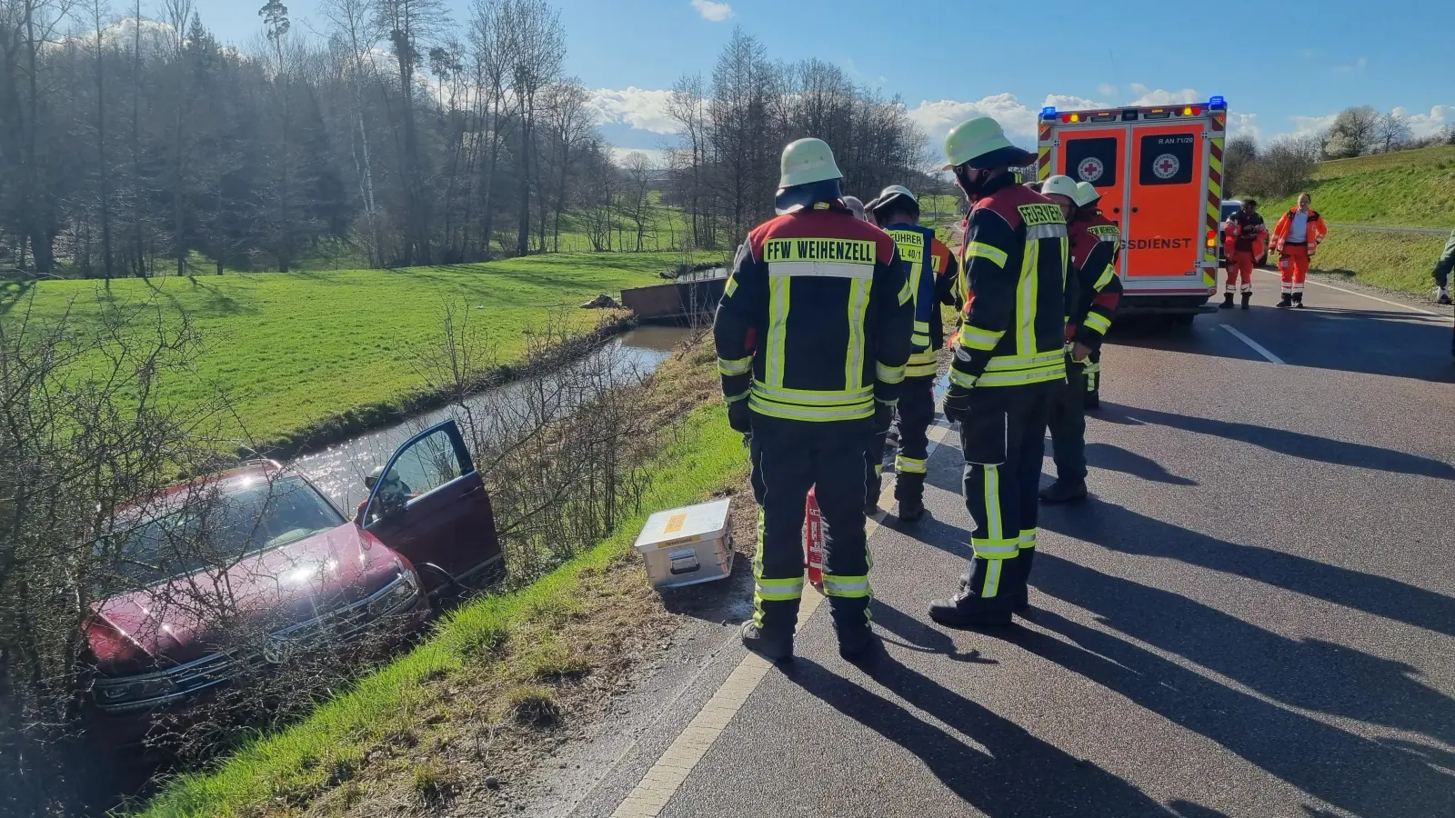 Zwischen Frankendorf und Steinmühle ist am Montagnachmittag ein Auto im Graben gelandet. (Foto: NEWS5 / Thomas Haag)