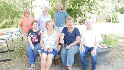 Die Gruppe mit Gaby Rühling (hinten, links) vor dem Atelier. (Foto: Roman Kocholl)