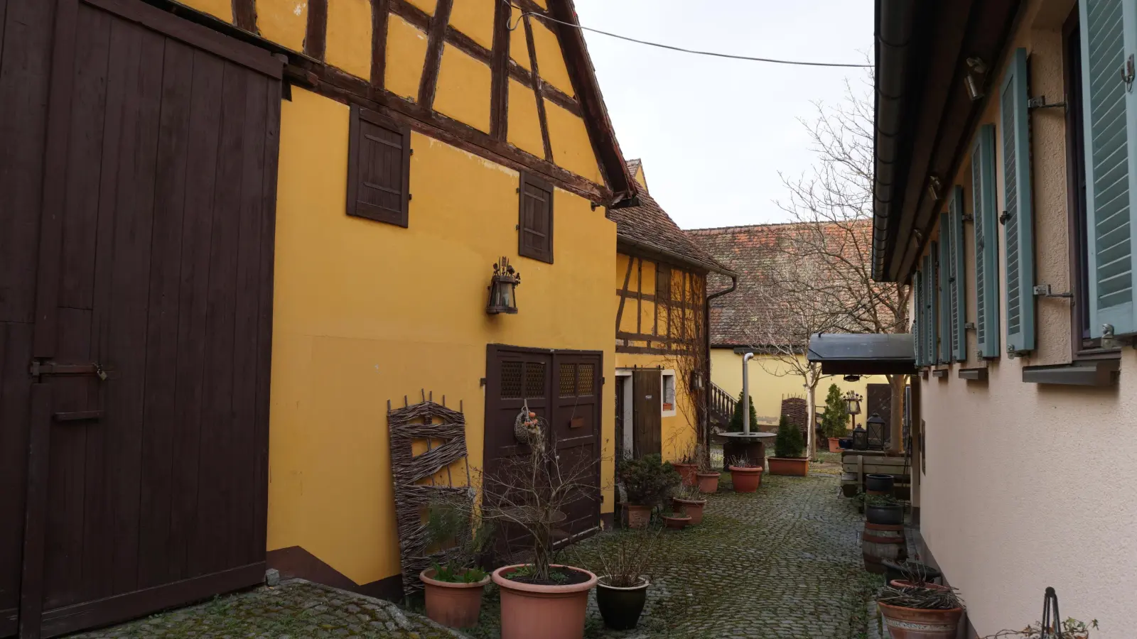 Hier geht es in den malerischen Innenhof, der bis vor zwei Jahren noch als Biergarten genutzt wurde. (Foto: Andrea Walke)