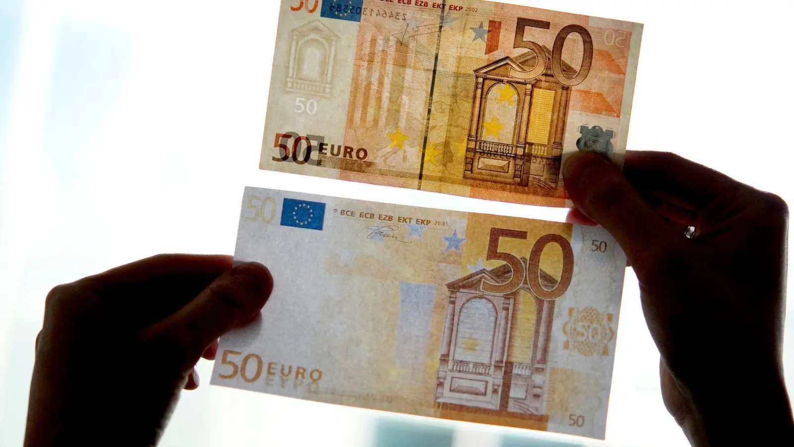 Während ein junger Mann seinen Döner aß, alarmierte der Imbissbetreiber die Polizei, weil er Falschgeld vermutete. (Symbolbild) (Foto: Franziska Gabbert/dpa-Zentralbild/dpa)