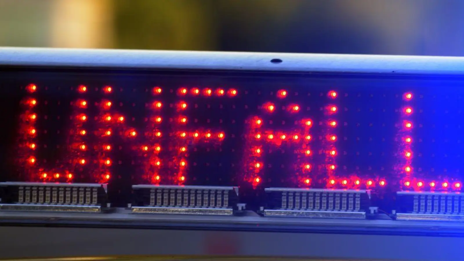 Die B505 bleibt nach einem tödlichen Unfall für die Bergungsarbeiten voll gesperrt. (Symbolbild) (Foto: Stefan Puchner/dpa)