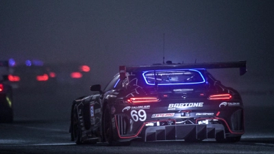 Im dichten Nebel von Daytona Beach fuhren die Autos nachts nur im Schneckentempo über die Strecke. (Foto: Brandon Badraoui)