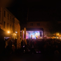 Musik allerorten und die Stadt als riesiger Biergarten: Das ist das Altstadtfest in Ansbach 2026. (Foto: Evi Lemberger)