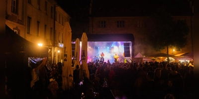 Musik allerorten und die Stadt als riesiger Biergarten: Das ist das Altstadtfest in Ansbach 2026. (Foto: Evi Lemberger)