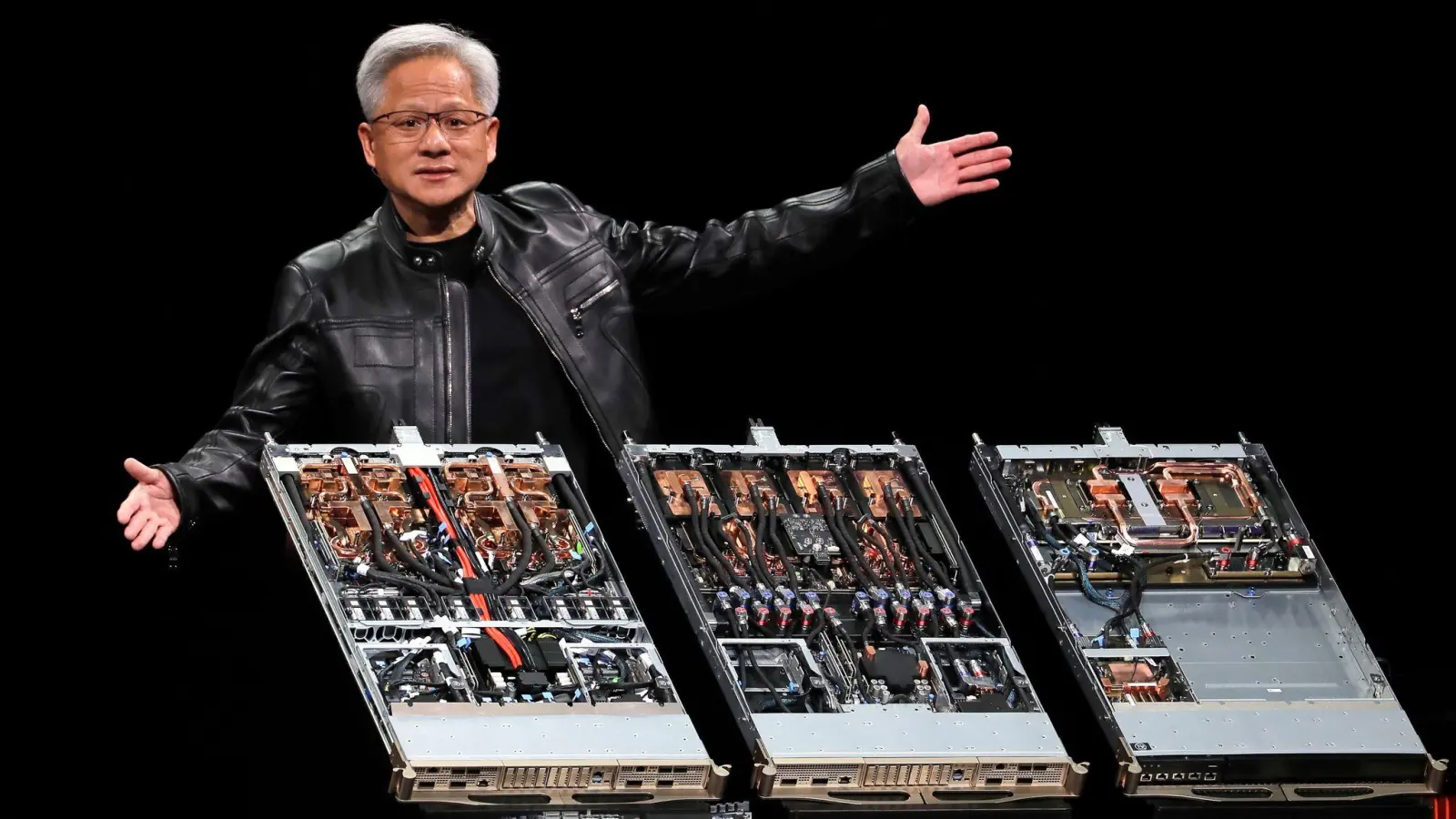 Nvidia-Chef Jensen Huang: Der Chipkonzern ist dank des KI-Booms das wertvollste Börsenunternehmen der Welt (Archivbild) (Foto: Chiang Ying-ying/AP/dpa)