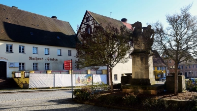Ein strittiges Vorhaben in Merkendorf: Wie geht es mit der Umgestaltung des Marktplatzes mit dem wuchtigen Kriegerdenkmal weiter, wenn die Umgestaltung des Brauereigebäudes abgeschlossen ist? (Foto: Irmeli Pohl)