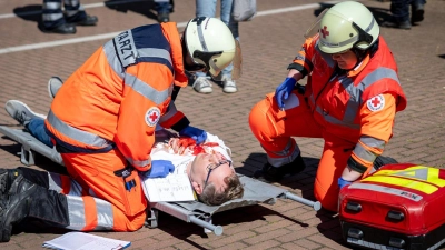 Beim Bevölkerungsschutz greifen in Bayern viele unterschiedliche Hilfsorganisationen ineinander. Um die Arbeit und Struktur bestmöglich aufzustellen, soll es ein neues Landesamt für Bevölkerungsschutz geben. (Illustration) (Foto: Daniel Karmann/dpa)