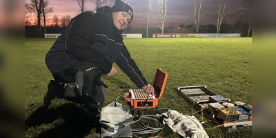 Begeisterter Feuerwerker mit Maß und Ziel: Pyrotechniker Jens Kühn bei den Vorbereitungen. (Foto: Florian Pöhlmann)