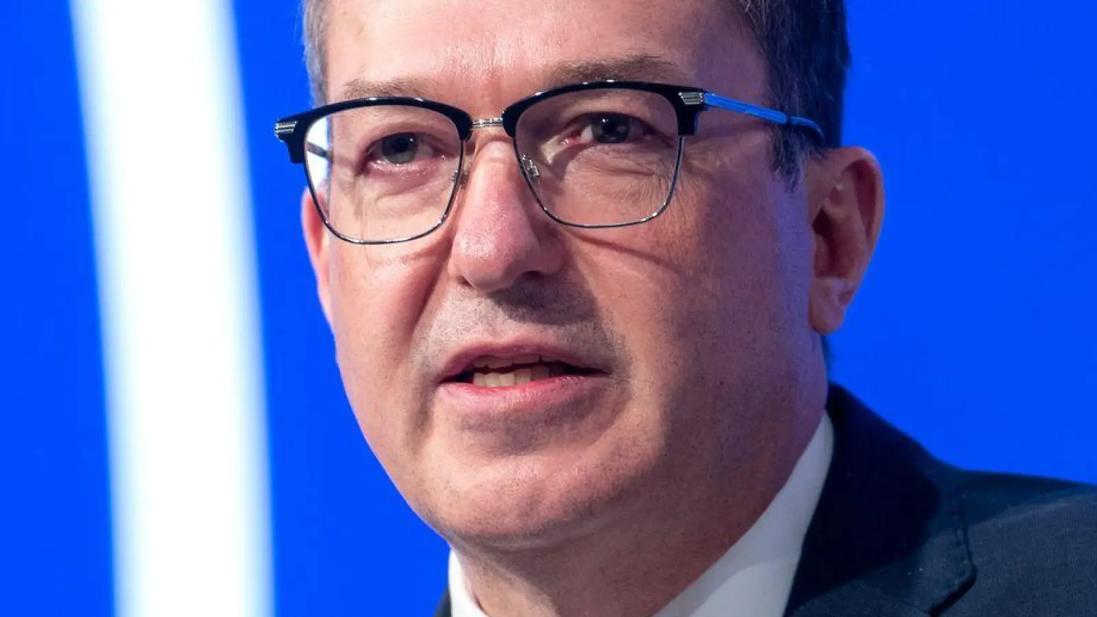 Bundesinnenminister Alexander Dobrindt (CSU) will deutlich mehr Abschiebungen nach Afghanistan. (Archivbild) (Foto: Daniel Bockwoldt/dpa)