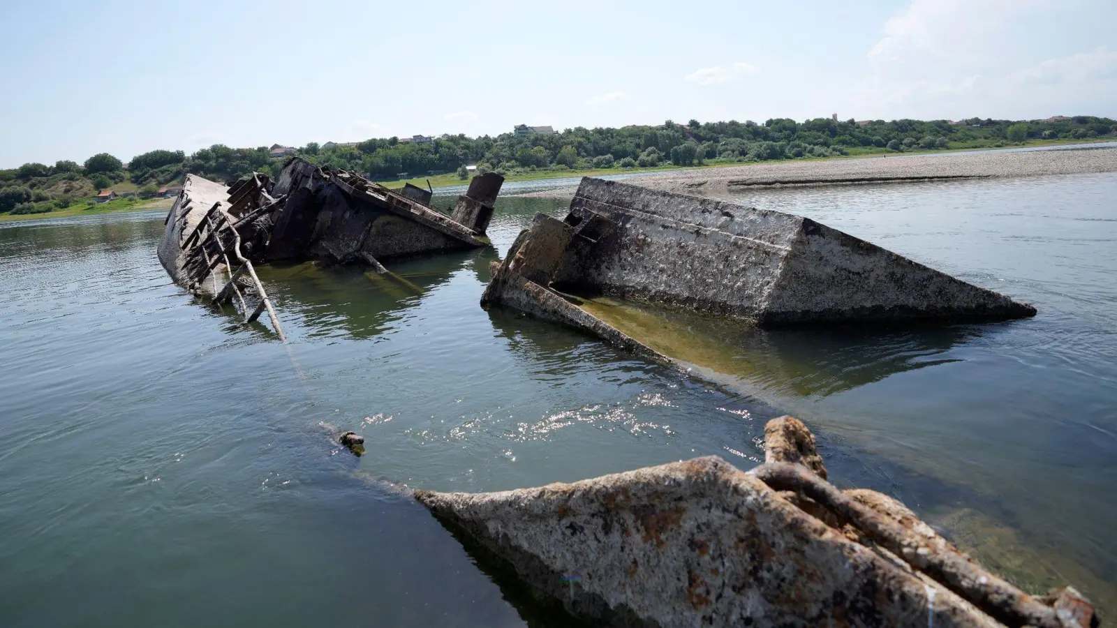 Das Wrack eines deutschen Kriegsschiffs bei niedrigem Wasserstand in der Donau. (Foto: Darko Vojinovic/AP/dpa)