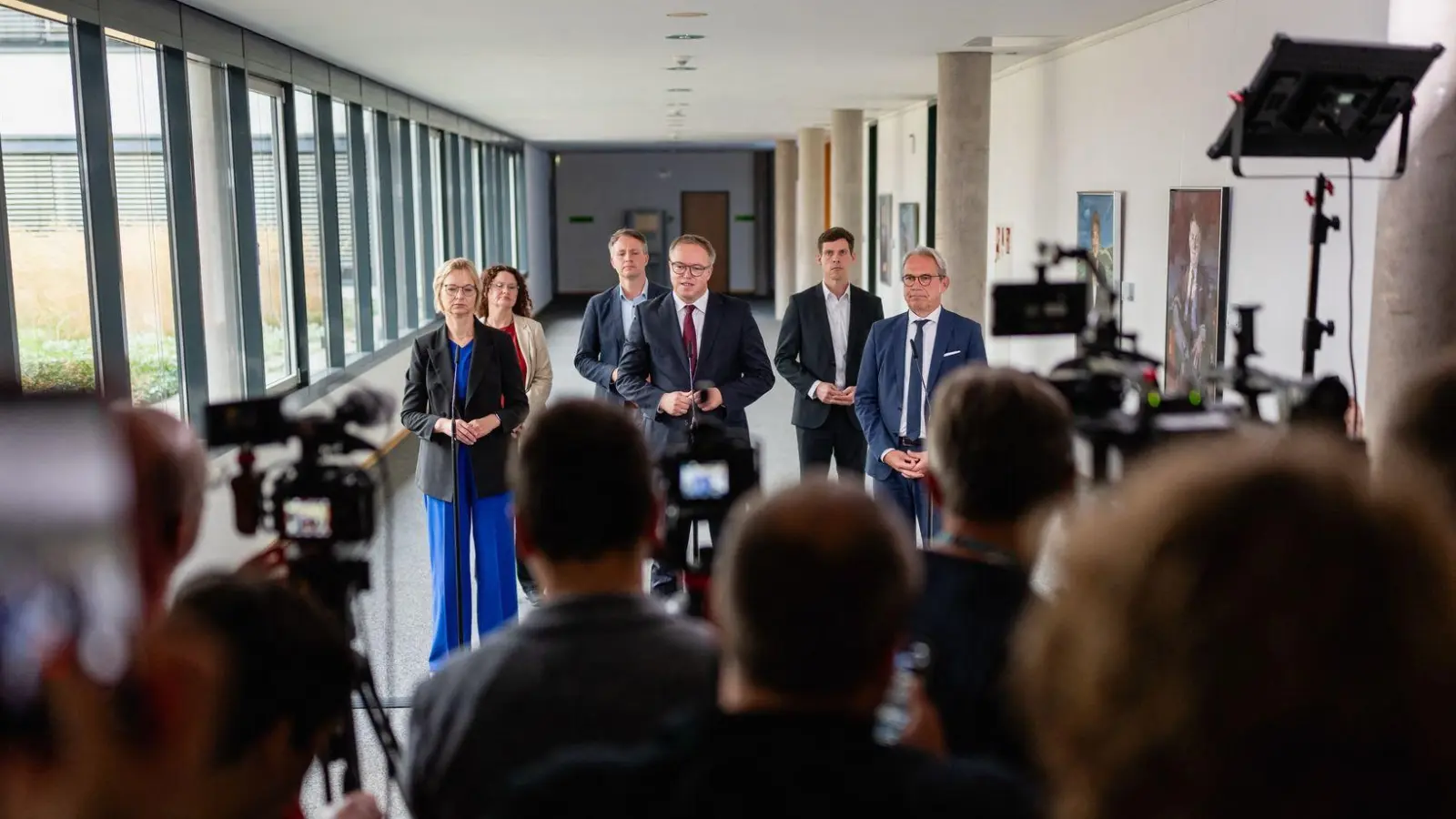 Die Thüringer Landesregierung um Ministerpräsident Mario Voigt (CDU) will weitermachen - wie genau, das ist offen. (Foto: Jacob Schröter/dpa)