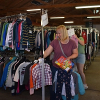 Der Secondhand-Basar für Kinderausstattung hat begonnen. Chice Herbst- und Wintersachen können in der Festhalle an der Straße Bei den Sommerkellern günstig erstanden werden. (Foto: Ute Niephaus)