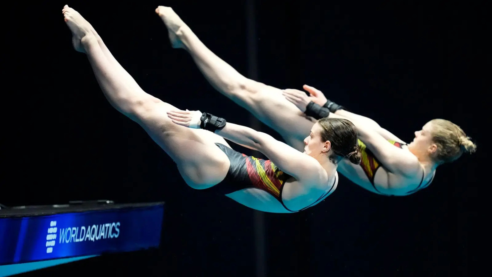 Blieben im Synchronspringen vom Turm ohne Podestplatz: Christina und Elena Wassen. (Foto: Lee Jin-man/AP/dpa)