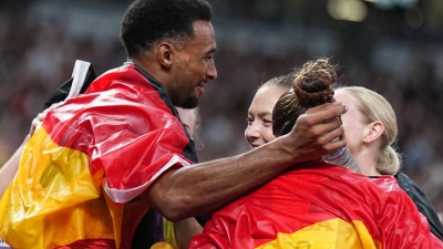 Zehnkämpfer Leo Neugebauer (l) und die Staffel-Frauen sorgen für ein glanzvolles Ende. (Foto: Michael Kappeler/dpa)