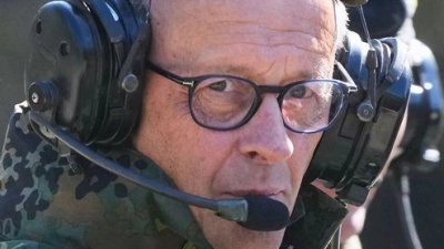 Bundeskanzler Merz im gepanzerten Kampfwagen Boxer. (Foto: Markus Schreiber/AP POOL/dpa)