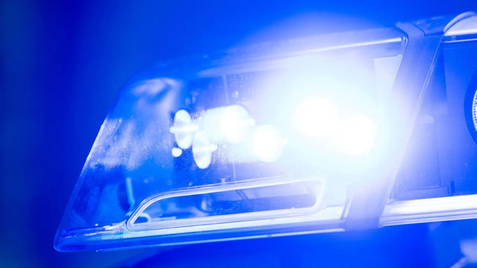 Stundenlange Sperrung auf der A3 bei Würzburg: Ein Lastwagen hatte dort am Morgen Feuer gefangen. (Symbolbild) (Foto: Lino Mirgeler/dpa)