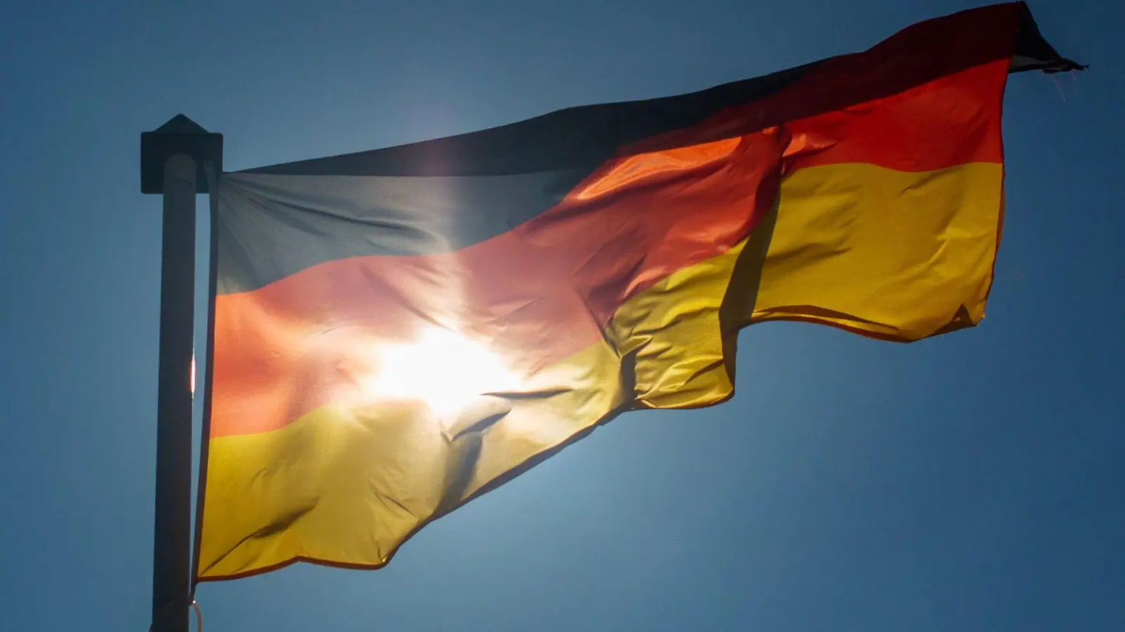 Die deutsche Wiedervereinigung wurde am 3. Oktober 1990 vollendet. Auch dreieinhalb Jahrzehnte später sind die Einkommen in den alten Bundesländern jedoch immer noch höher. (Symbolbild) (Foto: Fernando Gutierrez-Juarez/dpa-Zentralbild/dpa)