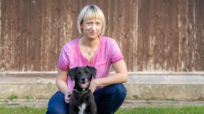 Tierheimleiterin Eva Lindner mit Leo, der sich über ein neues Zuhause freuen würde. Sein bisheriger Halter konnte sich leider nicht mehr ausreichend um ihn kümmern. (Foto: Dominik Nehr)
