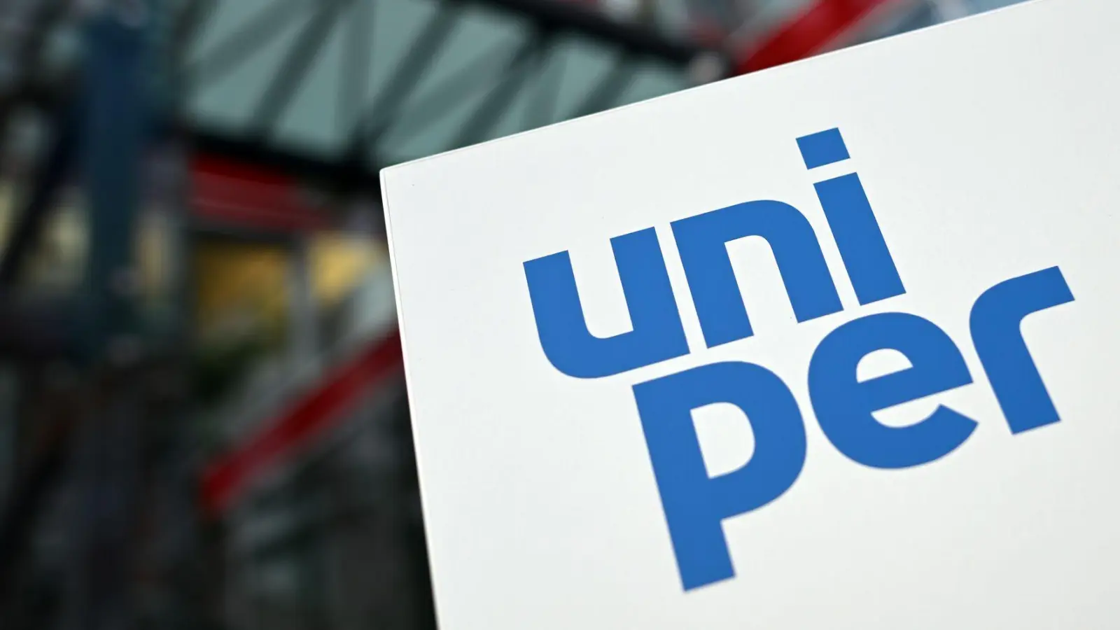 Nach RWE will jetzt auch Uniper an Kraftwerksstandorten Rechenzentren ansiedeln und damit Geld verdienen. (Symbolbild) (Foto: Federico Gambarini/dpa)