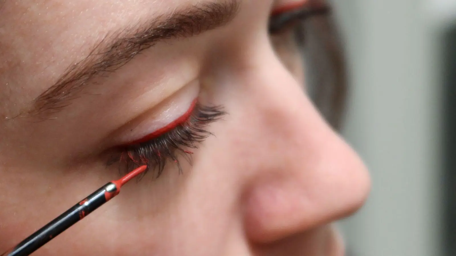 Vielseitig und strahlend: Roter Eyeliner ist angesagt. (Foto: Julia Bresching/dpa-tmn)