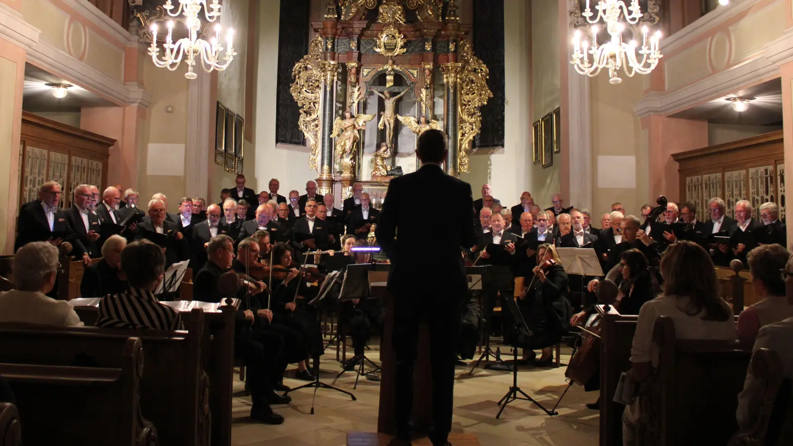 Aldert Fuldner gab den rund 80 niederländischen Sängern in der Stadtkirche St. Kilian den Takt vor. (Foto: Rebecca Blank)