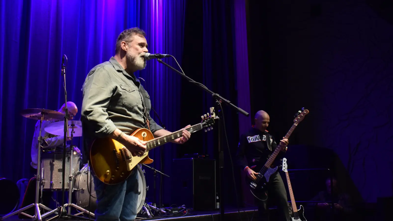 Die Andreas Diehlmann Band steht für ehrliche, handgemachte Musik. In den Kammerspielen präsentierte das Trio alle erdenklichen Facetten des Blues. (Foto: Christina Özbek)