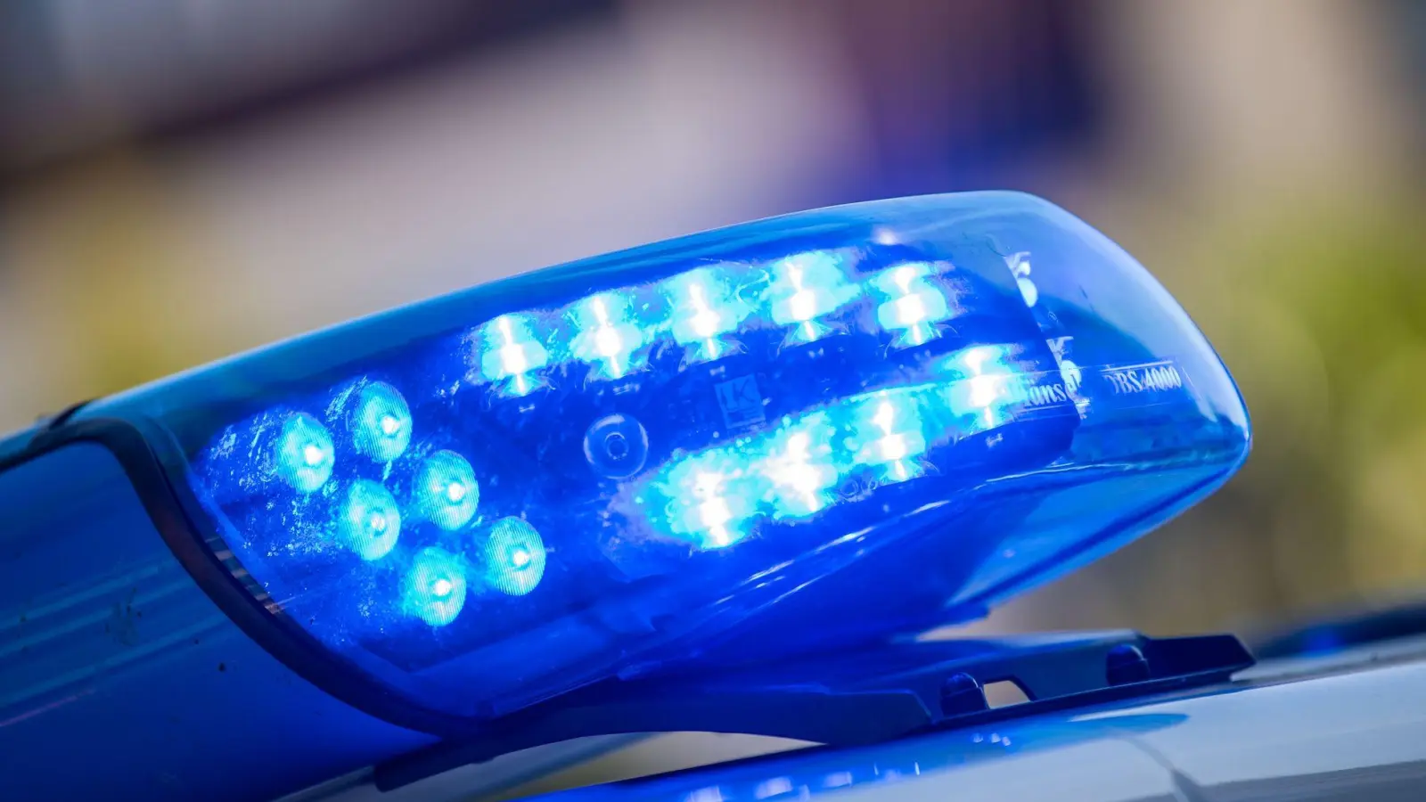 Zwei Männer gerieten am Dienstag in Ansbach heftig aneinander. Jetzt sucht die Polizei einen Beteiligten. (Symbolbild: Lino Mirgeler/dpa)