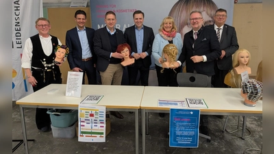 Kreishandwerksmeister Werner Kamm, Geschäftsführer Andreas Völkner, Landrat Dr. Jürgen Ludwig, MdL Andreas Schalk, Geschäftsführerin Bauakademie Gabriele Gottwald, Präsident der Handwerkskammer Thomas Pirner und Bezirksrat Hans Popp (von links) bei der Eröffnungsveranstaltung zum Tag des Handwerks. (Foto: Friedrich Zinnecker)