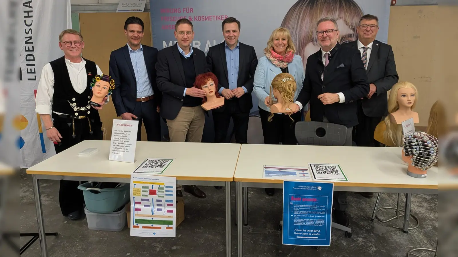 Kreishandwerksmeister Werner Kamm, Geschäftsführer Andreas Völkner, Landrat Dr. Jürgen Ludwig, MdL Andreas Schalk, Geschäftsführerin Bauakademie Gabriele Gottwald, Präsident der Handwerkskammer Thomas Pirner und Bezirksrat Hans Popp (von links) bei der Eröffnungsveranstaltung zum Tag des Handwerks. (Foto: Friedrich Zinnecker)