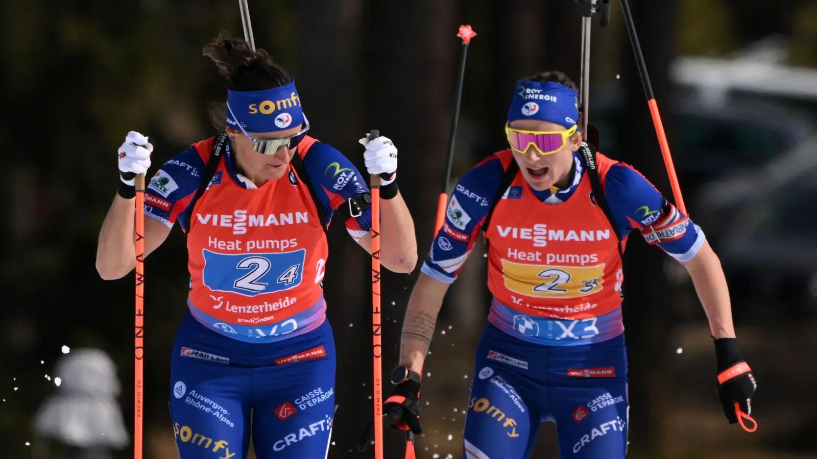 Julia Simon (l) darf nach dem Kreditkartenbetrug an ihrer Teamkollegin Justine Braisaz-Bouchet (r) bei Olympia teilnehmen. (Archivbild) (Foto: Martin Schutt/dpa)