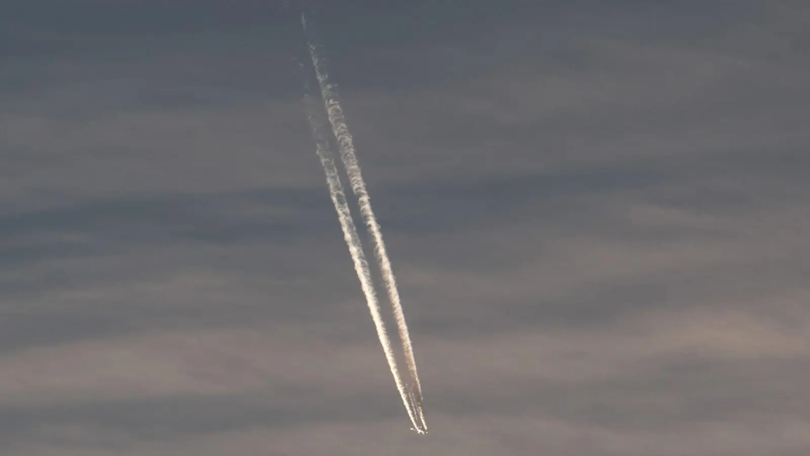 In Indonesien wird ein Flugzeug vermisst. (Symbolfoto) (Foto: Federico Gambarini/dpa)