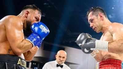 Felix Sturm (r) im Kampf gegen Sükrü Altay. (Foto: Marco Wolf/dpa)