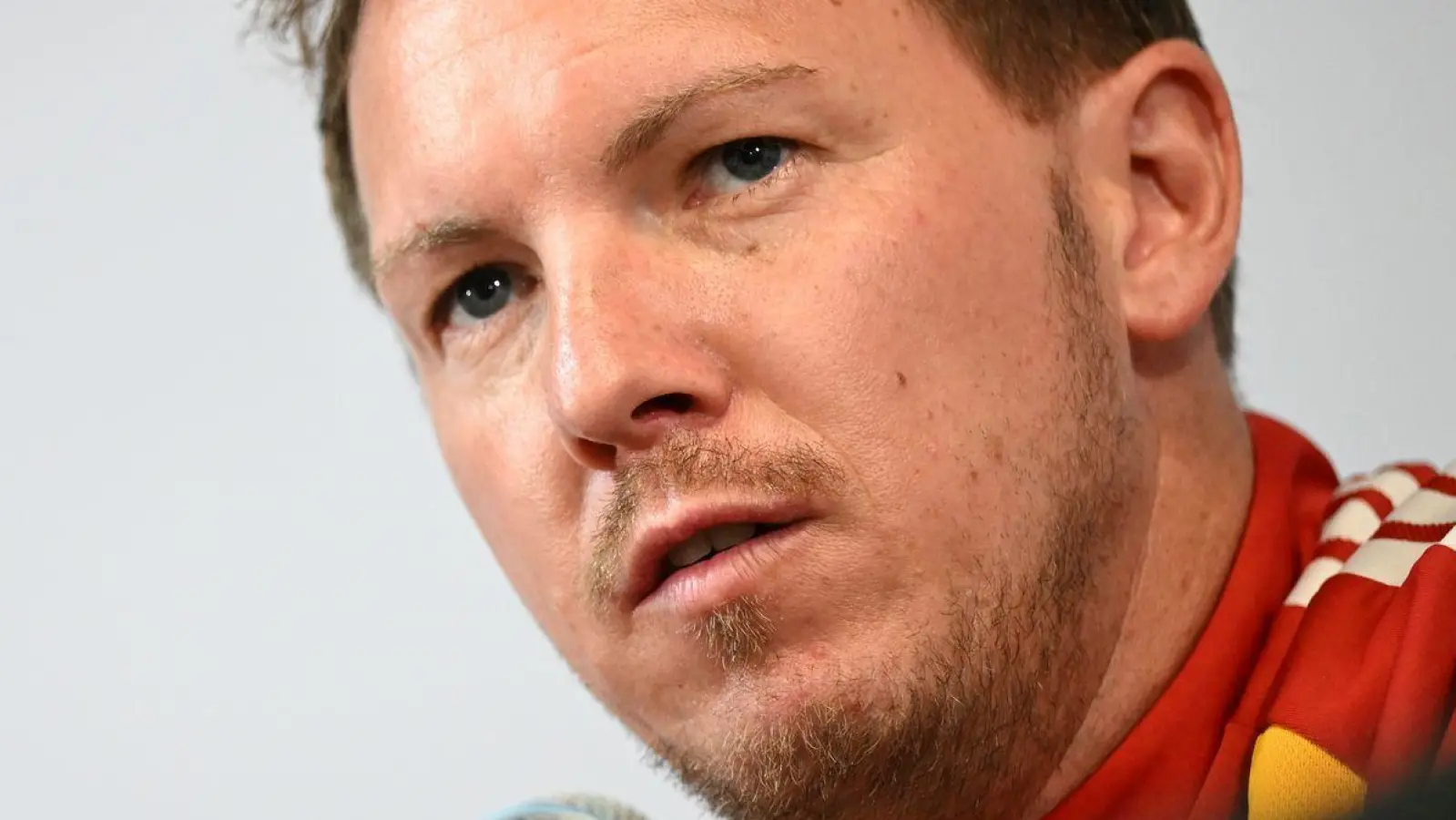 Musste Lennart Karl trösten: Bundestrainer Julian Nagelsmann (Foto: Federico Gambarini/dpa)
