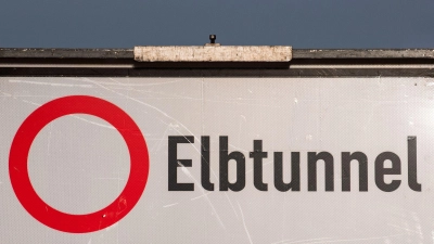 Ein Verkehrsschild mit der Aufschrift „Elbtunnel“ steht Anfang April an der Autobahn A7. (Archivbild) (Foto: Daniel Bockwoldt/dpa)