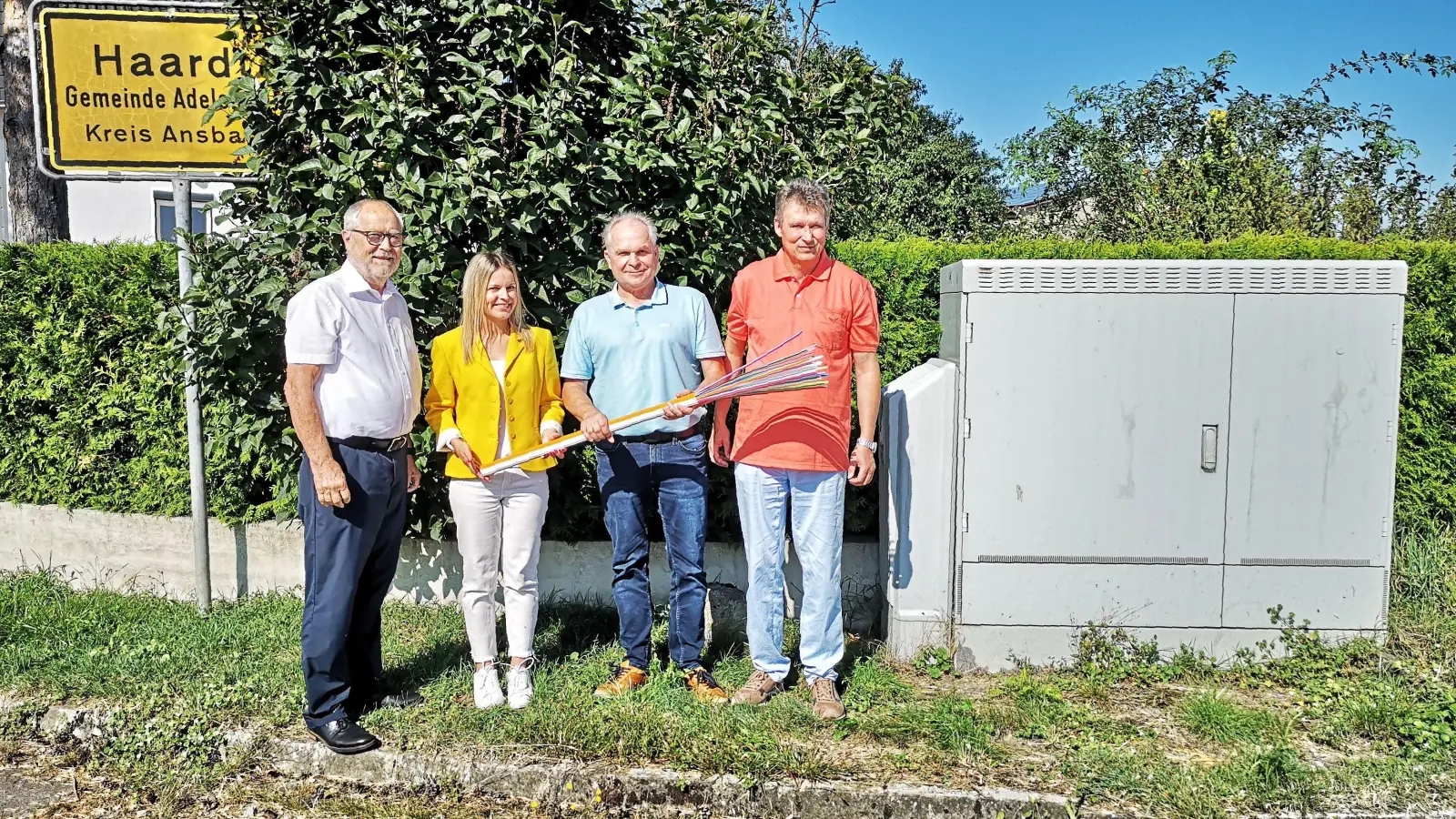 Haardt gehört zu den Gemeindeteilen, deren Haushalte im Rahmen eines vom Freistaat geförderten Projektes Glasfaseranschlüsse bekommen. Das Bild zeigt Bürgermeister Johannes Schneider (Zweiter von rechts) mit Breitbandberater Michael Langer (links) sowie Sonja Korn und Markus Sand von der Telekom an der dortigen Schaltstation, von der aus die Kabel zu den Häusern verlegt werden. (Foto: Jürgen Binder)