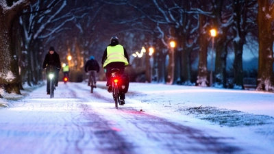 Mit der richtigen Vorbereitung und angepasstem Fahrverhalten rollen Radfahrer auch bei Glätte gut durch den Winter. (Foto: Julian Stratenschulte/dpa/dpa-tmn)