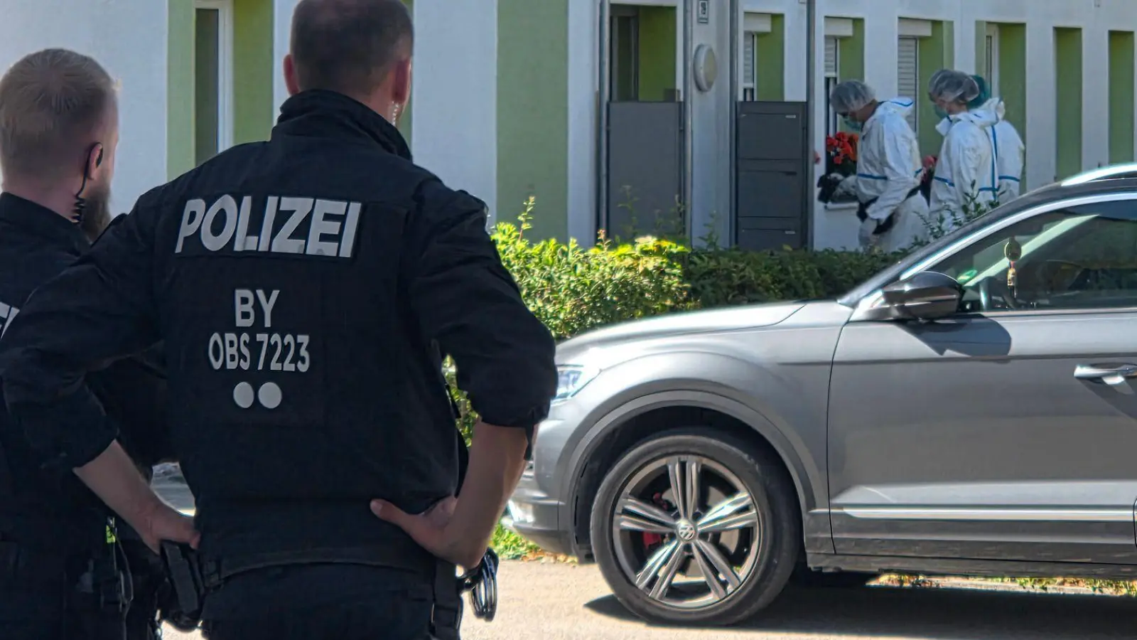Eine Streife fand die beiden Leichen in dem Mehrfamilienhaus. (Foto: Dominik Stallein/Münchner Merkur/tz/dpa)