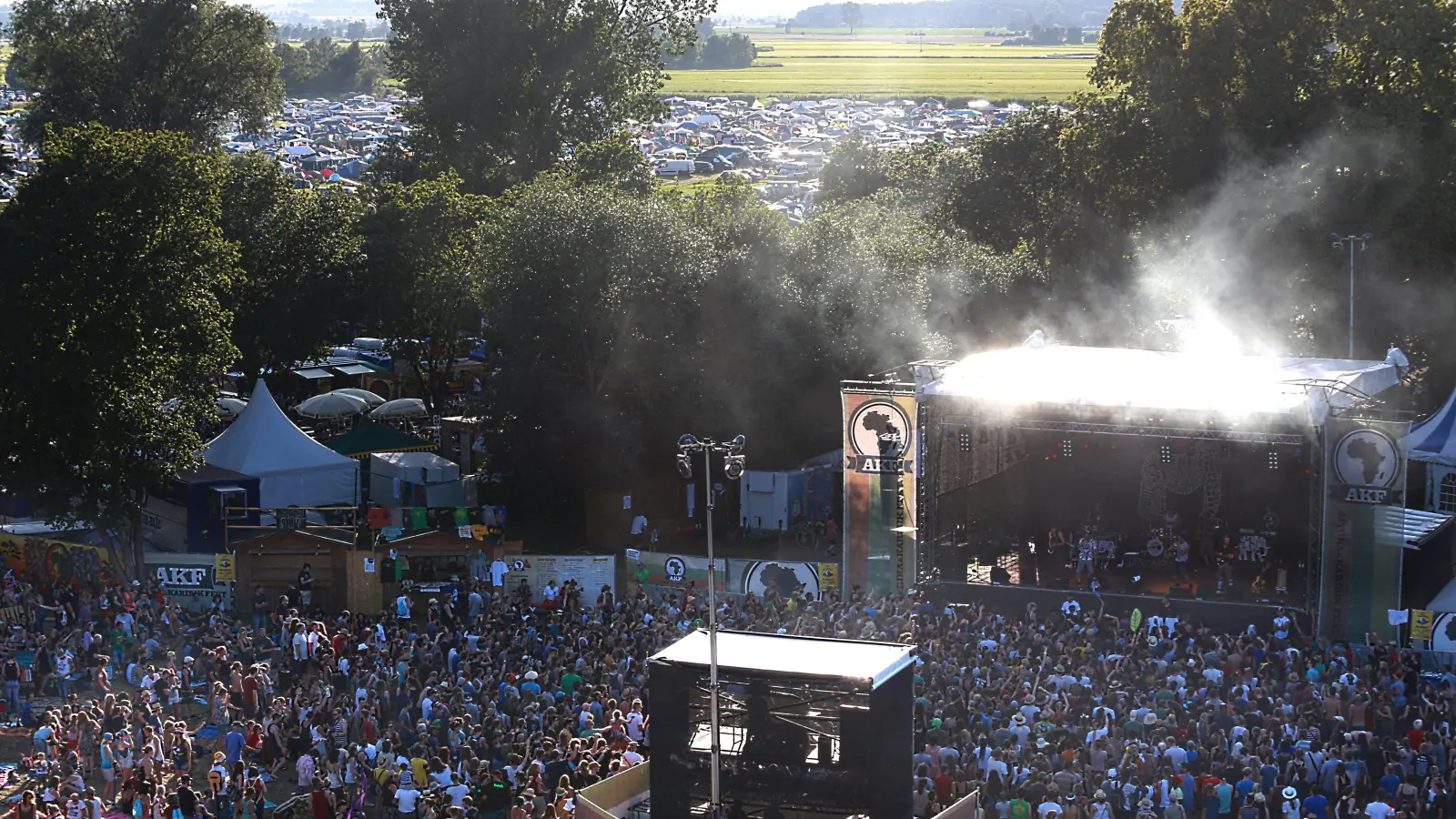 Das Afrika-Karibik-Festival bevölkern alljährlich tausende Menschen. Wie hier zu sehen, liegt der Zeltplatz der Festival-Besucher etliche Meter abseits. Dort wurde 2022 eine junge Frau vergewaltigt. (Foto: Elke Walter)