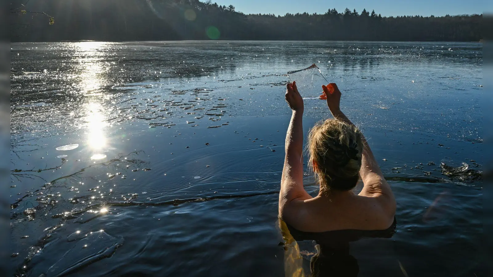 Wer als Anfänger mit dem Eisbaden beginnt, hält sich am besten nur kurz im Wasser auf und steigert sich langsam. (Foto: Patrick Pleul/dpa/dpa-tmn)