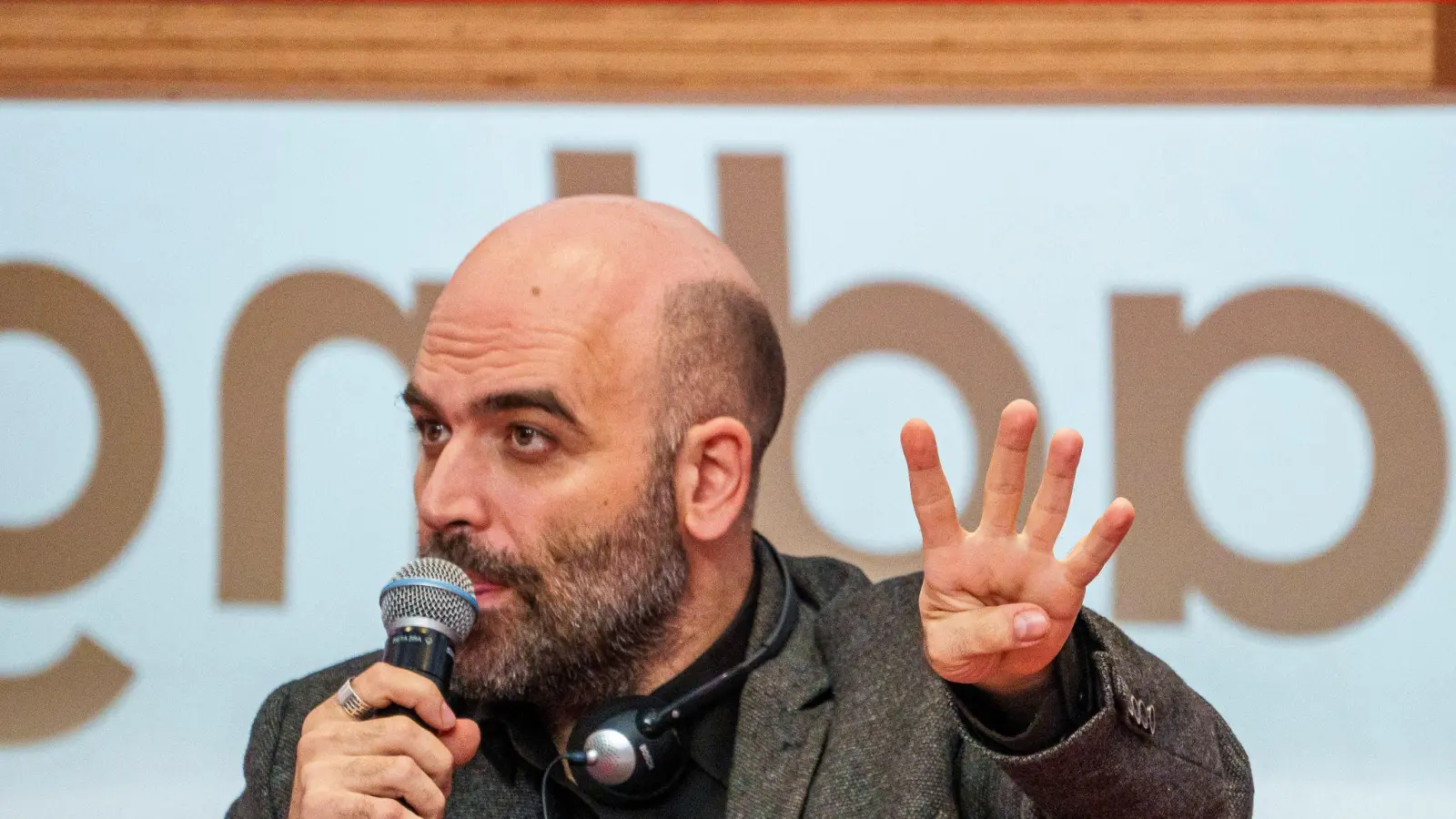 Der Bestsellerautor Roberto Saviano hat auf der Frankfurter Buchmesse seine Kritik an der rechten Regierung Italiens bekräftigt. (Foto: Andreas Arnold/dpa)