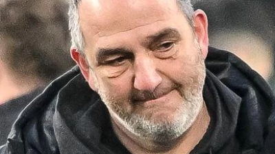 Frank Schmidt (l) muss seine Spieler wieder aufbauen. (Foto: Harry Langer/dpa)