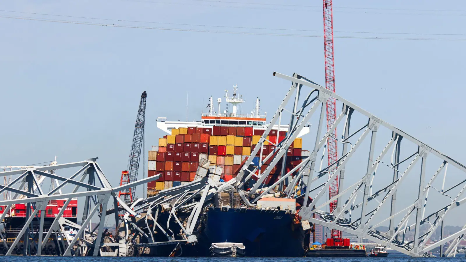 Die eingestürzte Francis-Scott-Key-Brücke liegt auf dem Containerschiff „Dali“ (Archiv). Der Frachter wurde im Mai von der Unfallstelle geschleppt. (Archivbild) (Foto: Julia Nikhinson/AP/dpa)